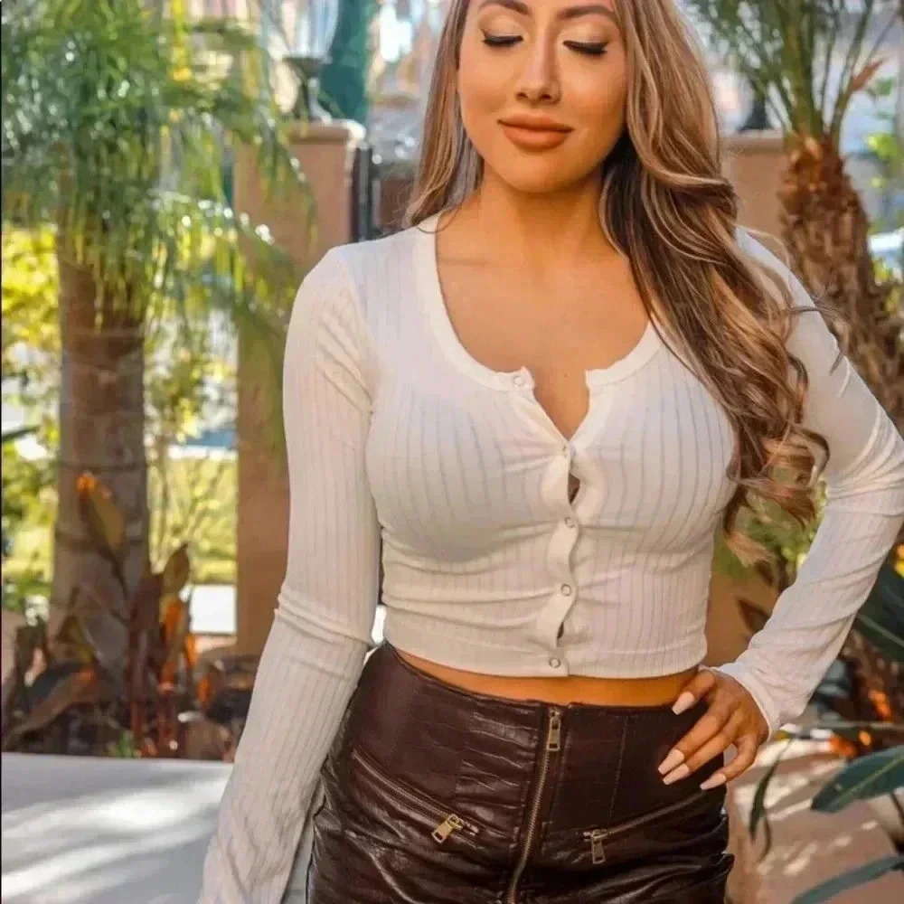 Cute cropped long sleeve top
